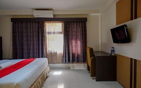RedDoorz Plus near Hotel Benua Kendari