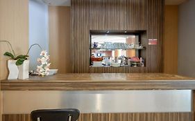 RedDoorz Plus near Hotel Benua Kendari